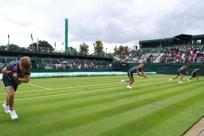 Hned první den letošního Wimbledonu narušil déšť