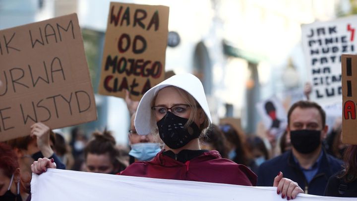 Polsko bouří kvůli potratům. Protestují i naštvaní katolíci, říká novinář