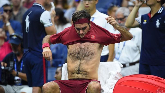 Unavený Roger Federer. Letošní US Open švýcarskému matadorovi nesedlo.