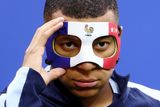 Jedním z nejsledovanějších mužů na Euru byl Kylian Mbappé. Francouzská hvězda musela po utrpěné zlomenině nosu hrát s obličejovou maskou.
