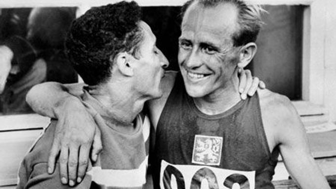 Olympijské hry, Helsinky 1952. Emil Zátopek (v obětí Argentince Reinalda Gorna) vyhrál běh na 5000 metrů. A pak ještě na 10 000 a maraton. Stává se světovou sportovní ikonou.