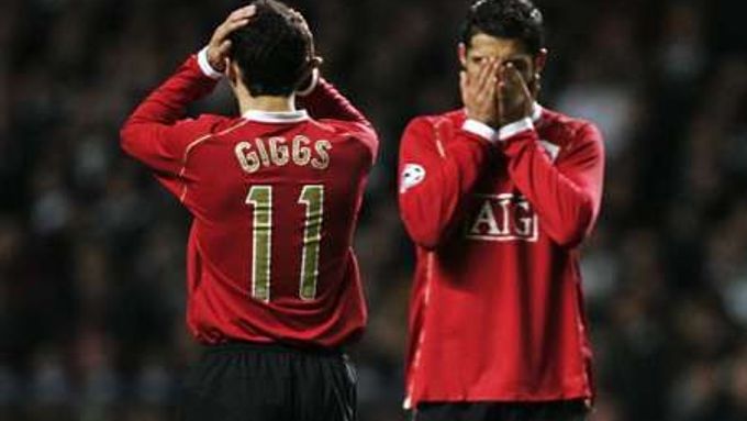 Cristiano Ronaldo (v pravo) je smutný, Manchesteru se nedaří.