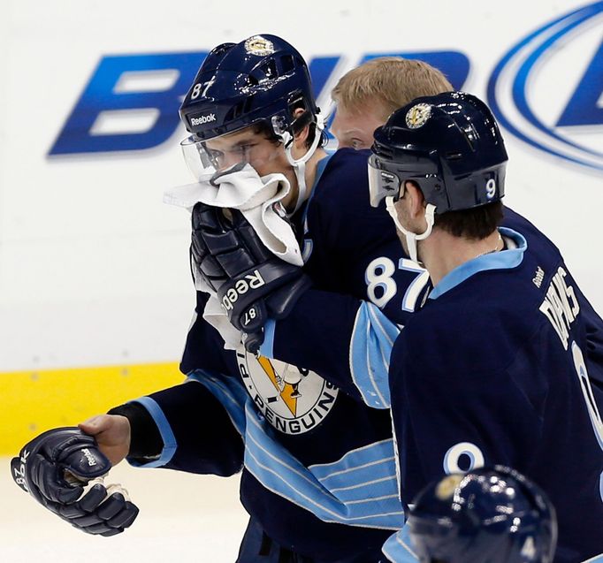 Zraněný Sidney Crosby po zásahu kotoučem do obličeje po střele Brookse Orpika