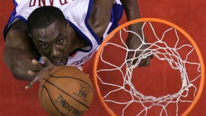 Elton Brand z Los Angeles Clippers při zápase se San Antoniem.