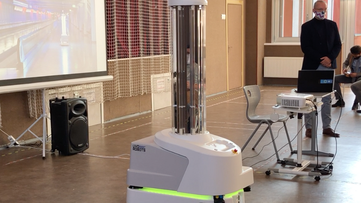 Dezinfekční robot v akci. Během pár minut dokáže zabít viry na letišti i v hotelích