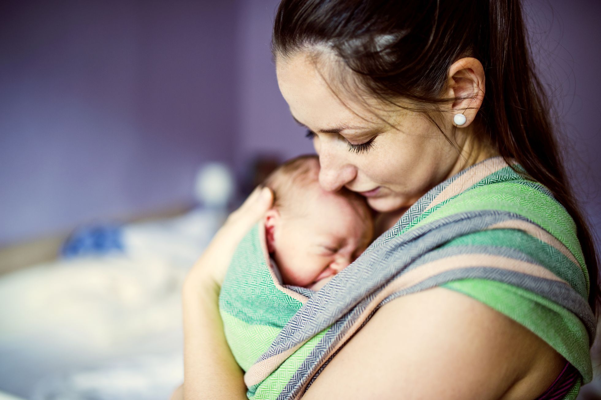Mateřství - matka - miminko - kojenec - novorozeně - šátek