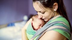 Mateřství - matka - miminko - kojenec - novorozeně - šátek