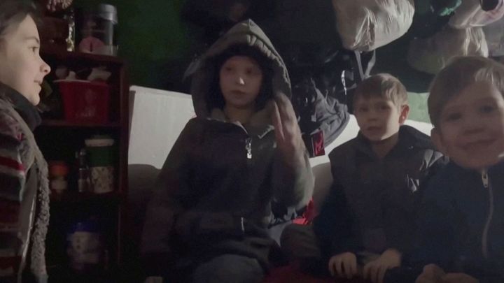 Civilisté v Azovstalu čekají na zázrak. Dochází jim zásoby, všude okolo jsou Rusové; Zdroj foto: Azov Battalion/Handout via REUTERS