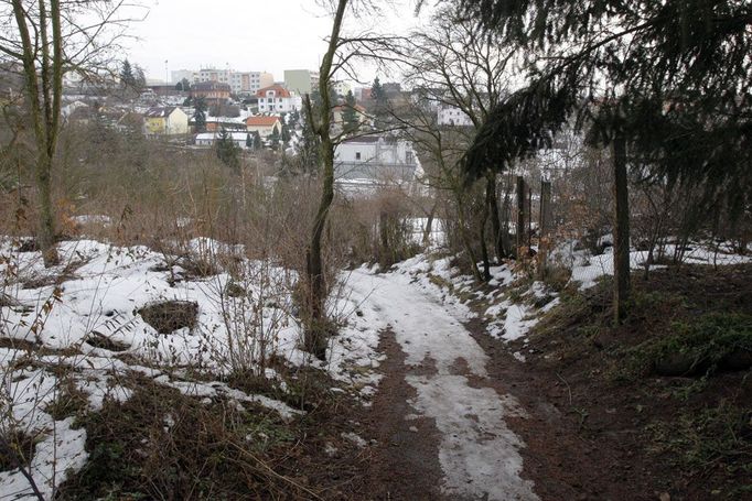 Stopy po Aničce končí u vrátek do zahrádkářské kolonie, nedaleko se našla její láhev s pitím, o kus dál pak skrýš s batohem.