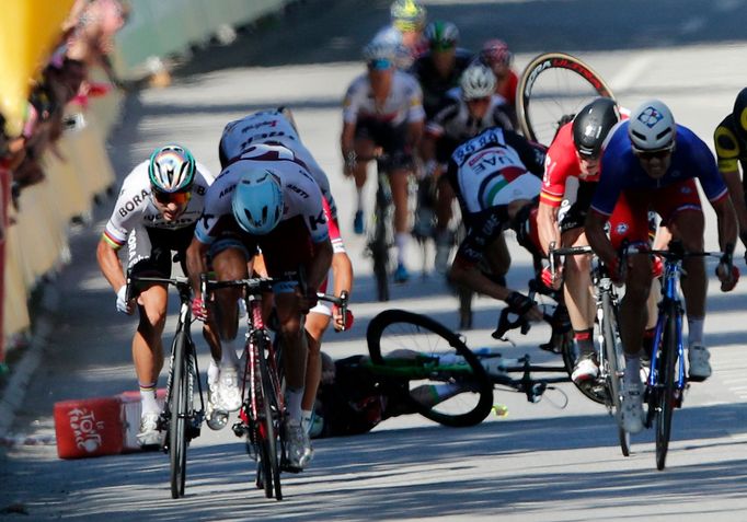 Tour de France, 4. etapa: Pád Marka Cavendishe po té, co ho srazil loktem Peter Sagan.