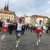 Průvod hnutí Trikolóra v Brně doprovází mažoretky