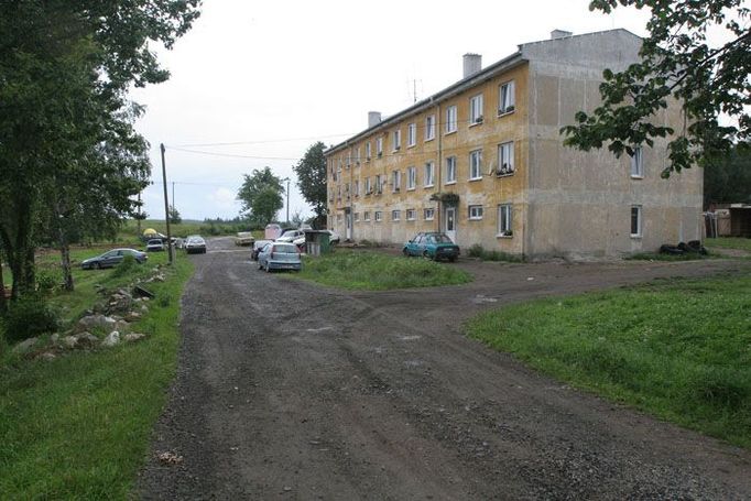 Panelák v Dobré Vodě. Nejbližší obchod, lékař a ostatní služby v sedm kilometrů vzdálené Toužimi.