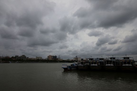 Cyklon Amphan se ohlašoval hustými mračny ve městě Kalkata už den před příchodem.