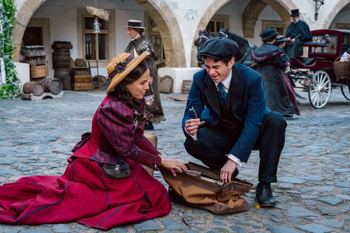 Dobrodružný pohádkový film Cukrkandl režíroval Pavel Jandourek. Tereza Ramba v něm hraje zubařku Aničku, Marek Adamczyk Karla Rézla.