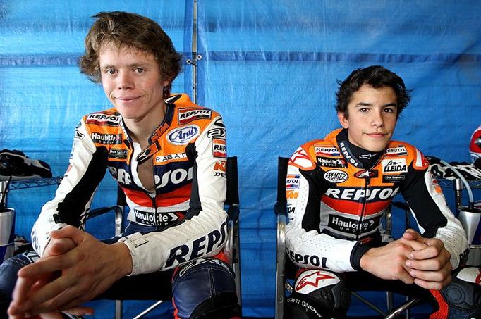 Španělští stájoví kolegové Esteve Rabat (vlevo) a Marc Marquez (vpravo) čekají, až jim mechanici od Repsol KTM 125 připraví motocykly k testovacím kilometrům.