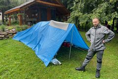 "Poprvé s dětmi ve stanu, neodejdu." Beskydy zasáhl silný déšť, voda se valí do měst