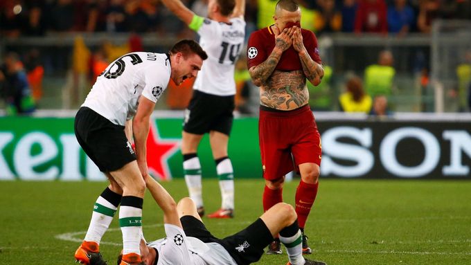 Záložník AS Řím Radja Nainggolan skrývá smutnou tvář do dresu, zato fotbalisté Liverpoolu slaví postup do finále Ligy mistrů