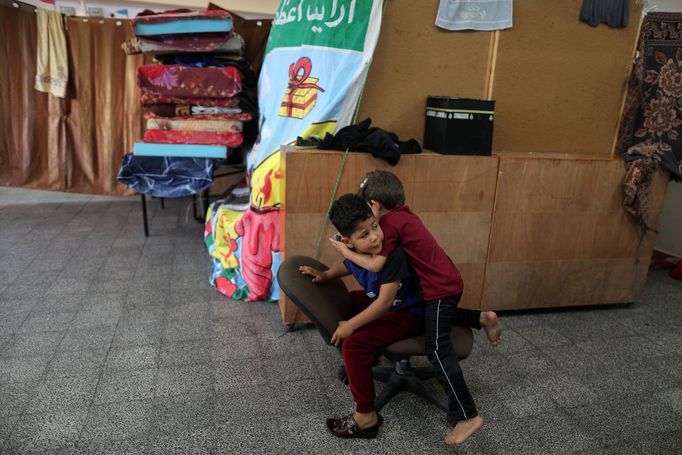 Děti jsou při izraelském bombardování Pásma Gazy vystaveny rozsáhlým traumatům a některé z nich ho prožívají opakovaně. Město Gaza, 18. května 2021.