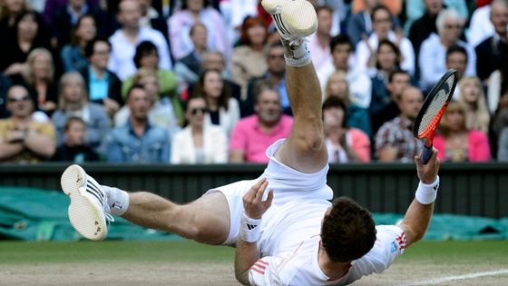 FOTO Pády, skoky, rybičky. Tak se bojuje o finále Wimbledonu