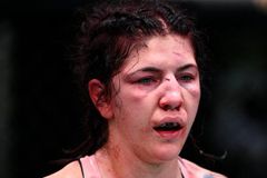 Tři týdny před svatbou v krvi a se zlomeným nosem. Bojovnici zřídila v kleci soupeřka