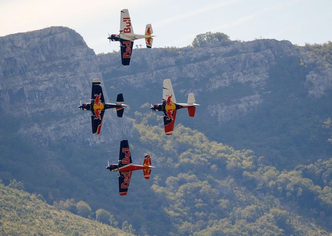 Neuvěřitelný akrobatický kousek českých pilotů v Černé Hoře: skupinový přemet kolem mostu.