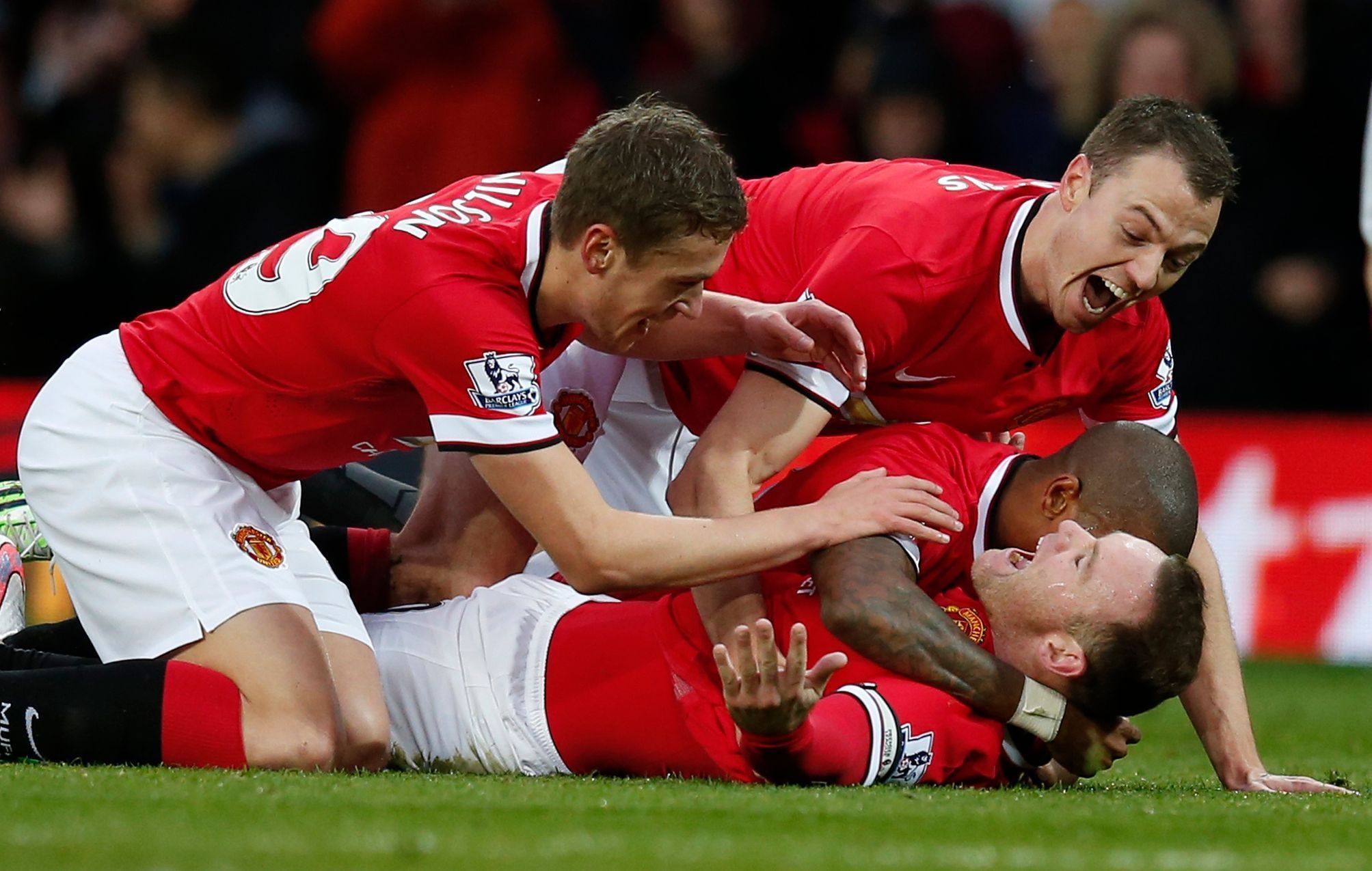 Wayne Rooney slaví se spoluhráči gól United
