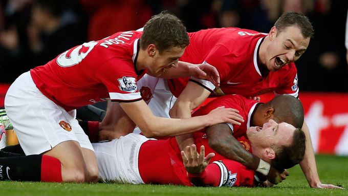 Wayne Rooney slaví se spoluhráči gól United