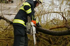 Na východě Čech zesiluje vítr, očekávají se velké škody
