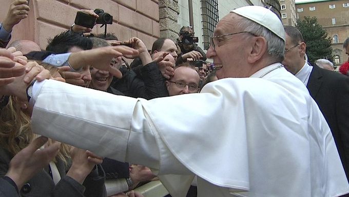 Papež František se zdraví s věřícími.