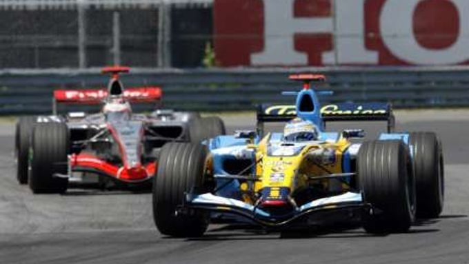 Fernando Alonso s Renaultem jede před jezdcem McLarenu Kimi Räikkönnenem.