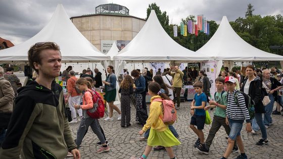 Obrazem: Poprvé bez Průmyslového paláce. Veletrh Svět knihy začal a letos je jiný