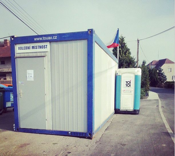 Komunální volby 2014. Volí se i v buňce s přistavenou "toitoikou". | Foto: Romcule, Instagram