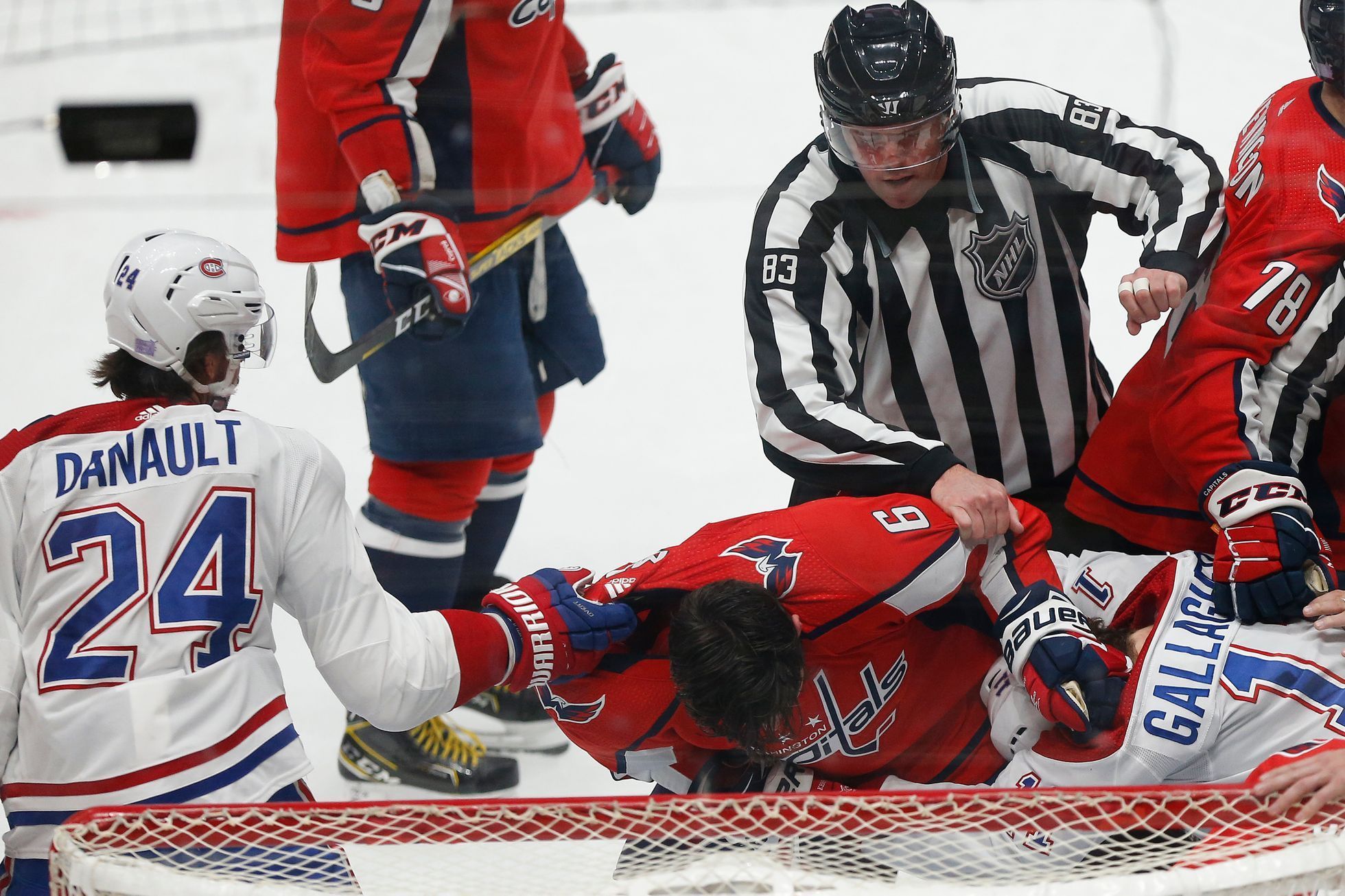 NHL 2019/20, Washington - Montreal: Michal Kempný při potyčce s Brendanem Gallagherem