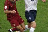 Portugalec Luis Figo (vlevo) bojuje o míč s Owenem Hargreavesem ve čtvrtfinálovém zápase Anglie - Portugalsko.