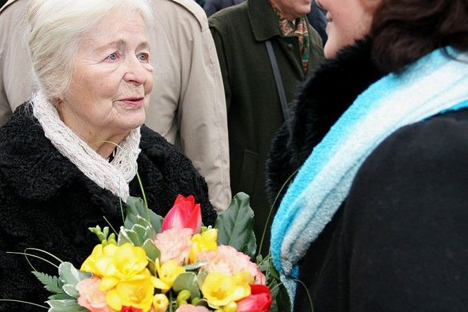 MUDr. Naděžda Kavalírová požádala paní Řeřichovou, aby ty květiny zanesla raději k pomníku obětem komunistického režimu.