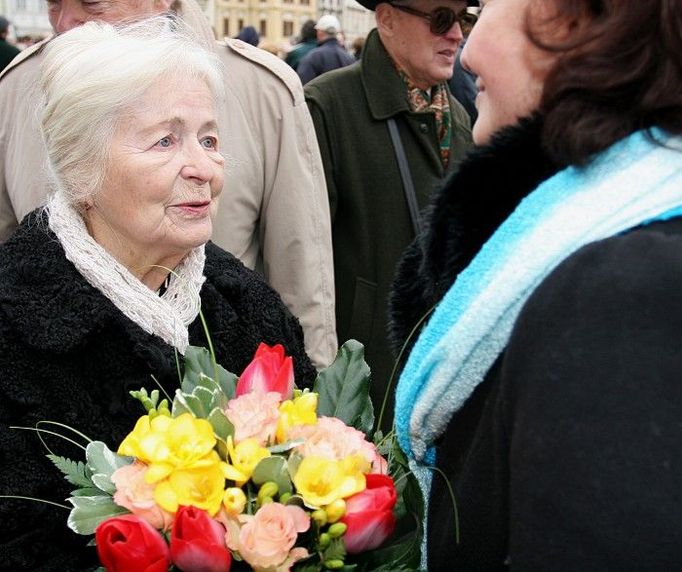 MUDr. Naděžda Kavalírová požádala paní Řeřichovou, aby ty květiny zanesla raději k pomníku obětem komunistického režimu.