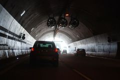 Na dálnici D8 se v tunelu u hranic srazily dva kamiony