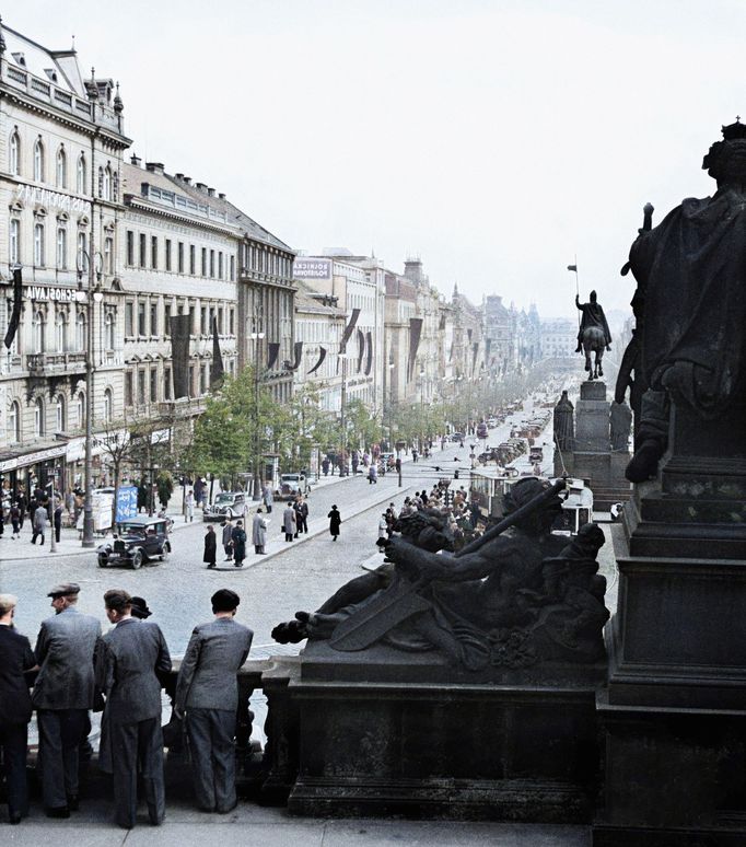 Václavské náměstí. Praha ve dnech smutku po smrti Tomáše Garrigue Masaryka v září 1937. Kolorovaný snímek.