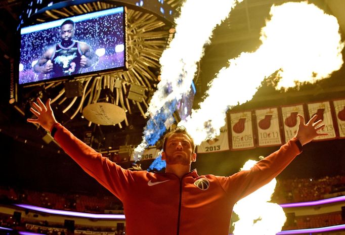 Jason Smith z Washingtonu zdraví fanoušky před zápasem na hřišti Miami.