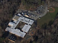 Letecký pohled na základní školu Sandy Hook.