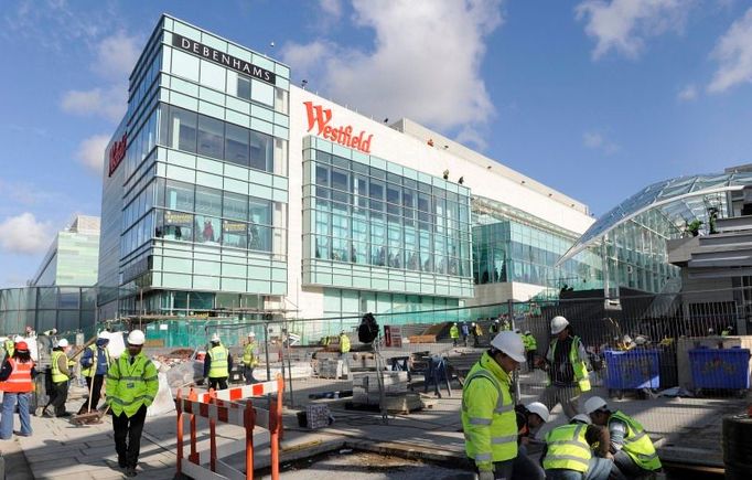 Poslední chvíle před otevřením ještě galerii Westfield "okupovali" řemeslníci a dokončovali poslendí úpravy.