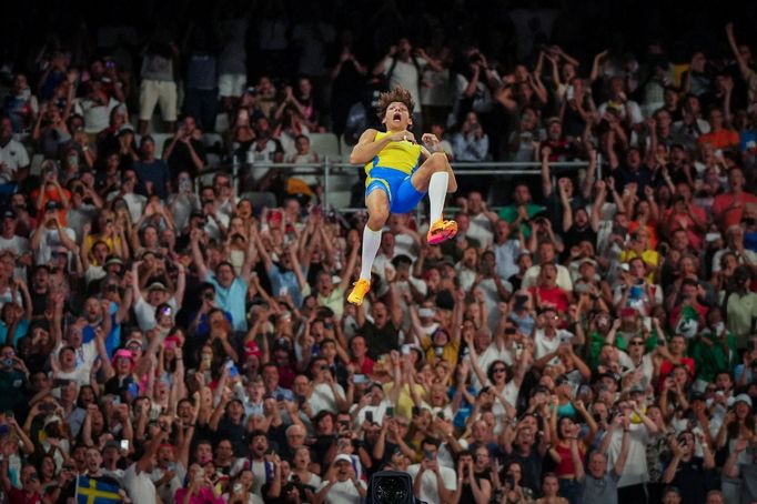 Paris 2024 Olympics - Athletics - Men's Pole Vault Final - Stade de France, Saint-Denis, France - August 05, 2024. Gold medallist Armand Duplantis of Sweden in action as