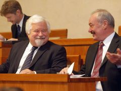 Petr Pithart a Přemysl Sobotka na schůzi Senátu. 