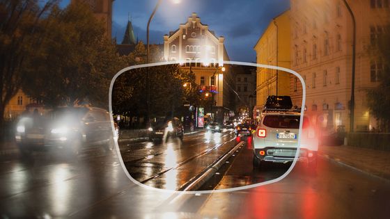 Největší riziko nehody hrozí při soumraku. Řidič má dojem, že ještě pořád slušně vidí, ale snadno přehlédne chodce i auto.