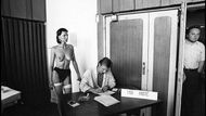 Praha. Vršovice - Eden - Zakládající sjezd strany Nezávislé erotické iniciativy, 16. červen 1990 
Sexpráci, sexu zdar a erotice zvlášť. S erotikou na věčné časy a nikdy jinak. To byly poněkud poupravené známé pozdravy z minulosti, kterými se měli zdravit členové nové partaje. Hned po listopadu 1989 slovo svoboda pro mnohé čímany znamenalo svobodu sexuální. Veřejnou. A vydělat na tom prachy. Několik časopisů s nahotinkami se už v trafikách prodávalo, ale což takhle založit erotickou, politicky laděnou stranu. V únoru už potom stačilo mít pár tisíc podpisů, které sbíral v podchodu na Václaváku společně s Jaroslavem Malým i můj jmenovec Vladimír Kučera, a podpisy pak s žádostí dát na ministerstvo vnitra. Netrvalo dlouho a první československá „nezávislá“ strana byla na světě. Koncem února „zerotizovaní“ delegáti přijeli na 1. sjezd NEI do Edenu, kde je vítaly hostesky „nahoře bez". Ale jak vidno na fotografii, bylo složení delegátů genderově naprosto nevyvážené. Mužů ve straně bylo 83 procent.
