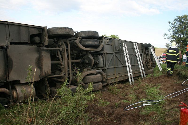 Převrácený autobus Student Agency u Lubence na Lounsku
