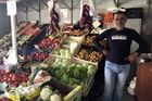 Prodejce ovoce a zeleniny Isen Rustan říká, že musel jít s cenami dolů, společně s tím, jak se po vrcholu epidemie koronaviru otevřely supermarkety. "Je ještě příliš brzy na hodnocení. Sezona tu v plném proudu začíná většinou až v červenci, kdy dětem v Evropě končí škola," vysvětluje.