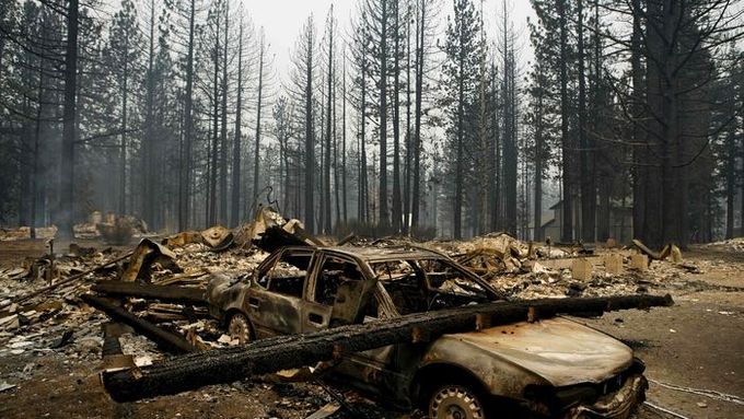 Požáry v Kalifornii trvají už několik týdnů. Na snímku zničené vozidlo po požáru v Meyers
