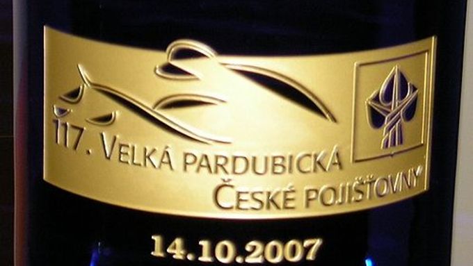 Detail trofeje pro vítěze Velké pardubické České pojišťovny 2007.