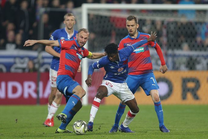 Roman Hubník a Peter Olayinka v zápase první ligy Plzeň - Slavia.